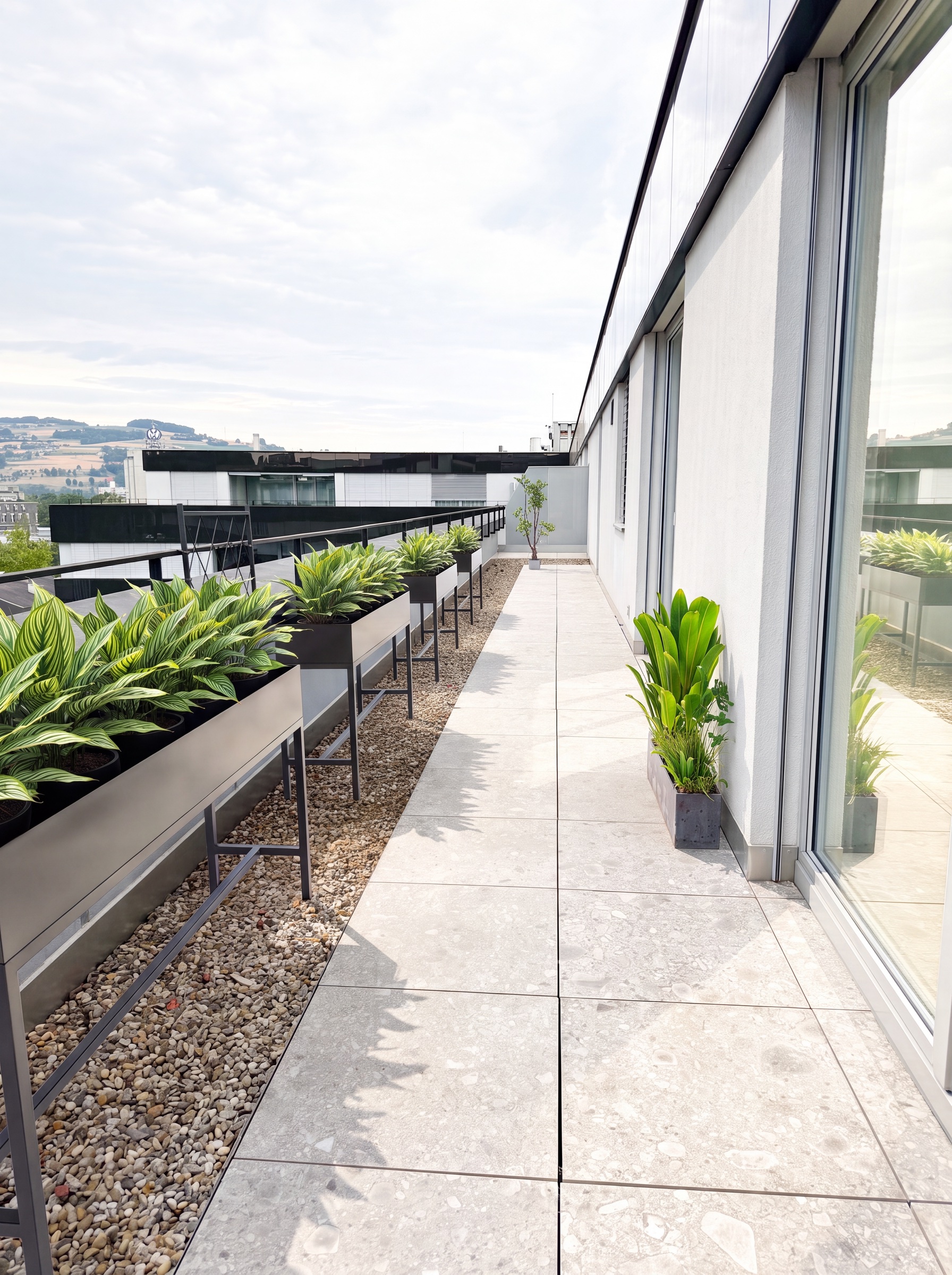 Begrünter Terrassenbereich mit Weitblick